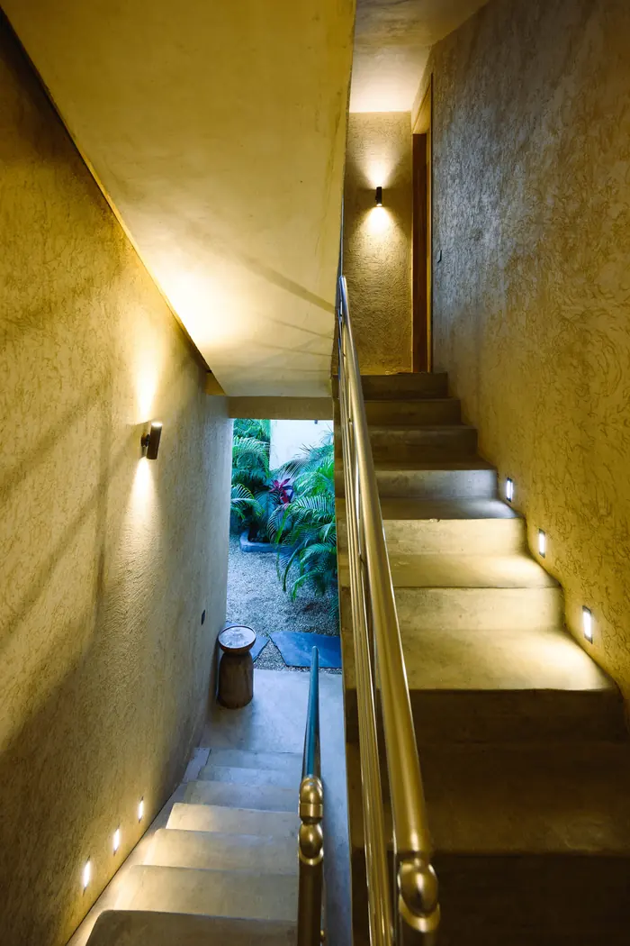 Staircase with tadelakt walls and wooden handrail