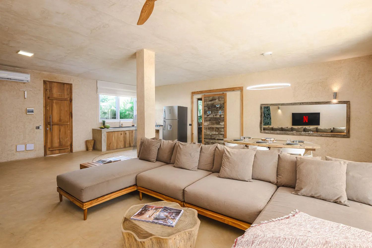Open plan living room and kitchen at Villa Kokos