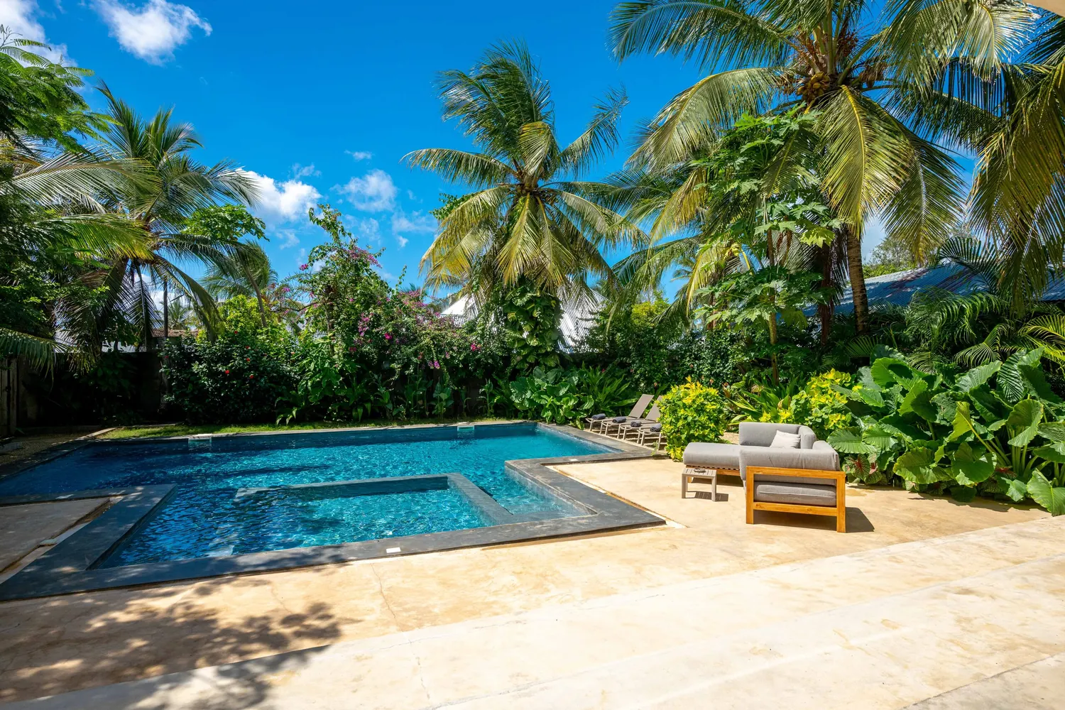 Villa Kokos pool surrounded by a tropical garden